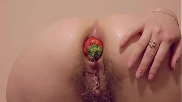 Melhor Inserção Anal Vegetal Extrema! Morena estilo cachorrinho fode seu cuzinho peludo e mostra seu espólio escancarado. Fetiche caseiro na cozinha vídeos legais