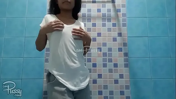 Adorable filipina toma duchavídeos interesantes