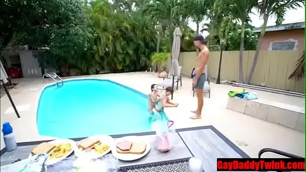 Gay Family Bareback trio au bord de la piscine vidéos sympas