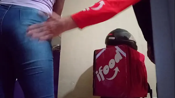 Se casó trabajando en la tienda de açaí y se lo dio al repartidor de iFoodvídeos interesantes