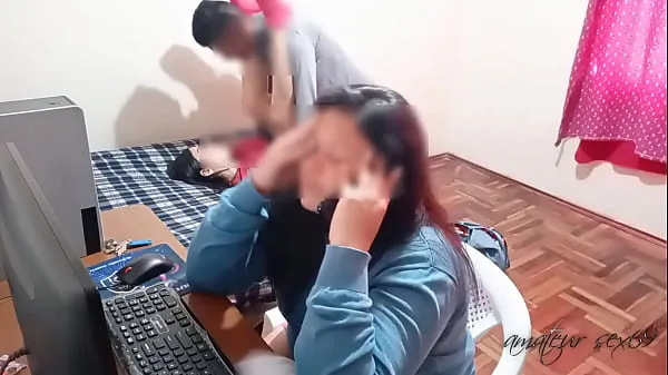 Hotte My wife's cuckold talking on the phone while I eat her best friend: the more distracted she is, the richer I fuck with her friend while she pays my house debts seje videoer