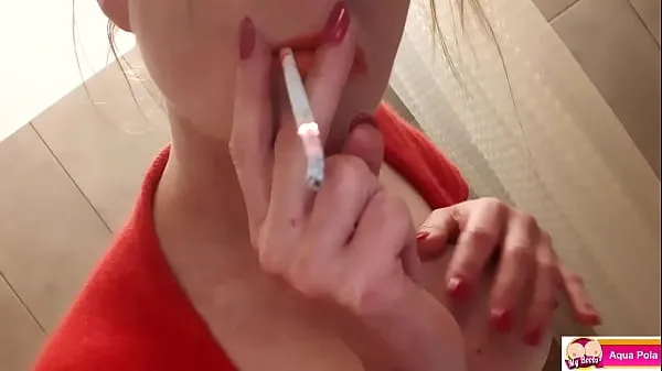 Une MILF aux gros seins fait des lèvres rouges et fume et joue avec des seins puis des seins huilés vidéos sympas