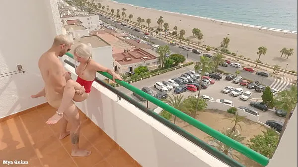 Καυτά Sex on the balcony beach view - outdoor blowjob cum on tits δροσερά βίντεο