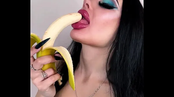 poupée bimbo avec de grosses fausses lèvres et de longs ongles sucer la banane vidéos sympas