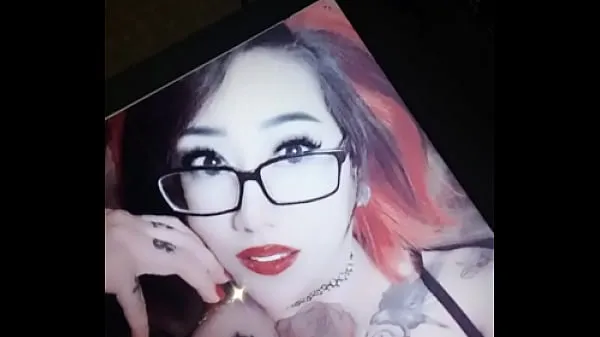 Tattooed Asian gets a juicy load cum (cumtribute vídeos legais