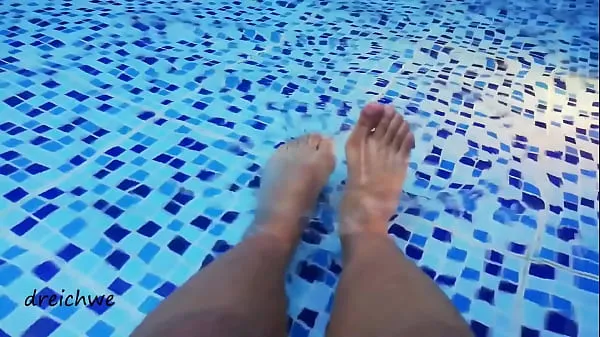 Sıcak Foot fetish in a big pool harika Videolar