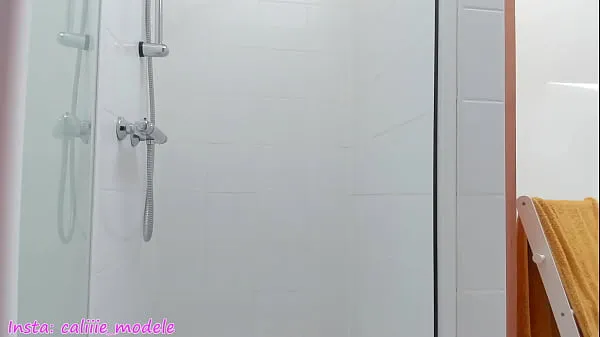 Καυτά Caliiie taking her shower during vacation δροσερά βίντεο