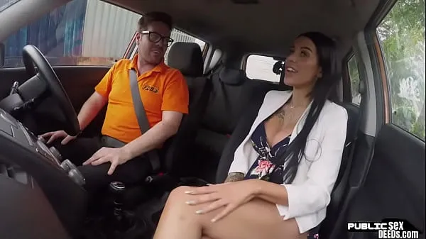 Žhavá Busty MILF gets fucked outdoor in car by her driving tutor skvělá videa