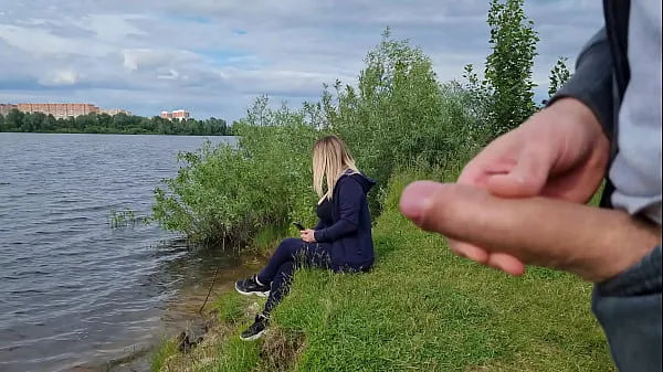 El hombre exhibicionista vio a una chica solitaria en la naturaleza y sacó su polla frente a ella y comenzó a masturbar la polla frente a una belleza desconocida, corre el riesgo de asustarla, pero a ella le gusta mirar una gran polla masculvídeos interesantes