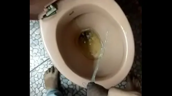 Indian boy pissing in toilet vídeos legais