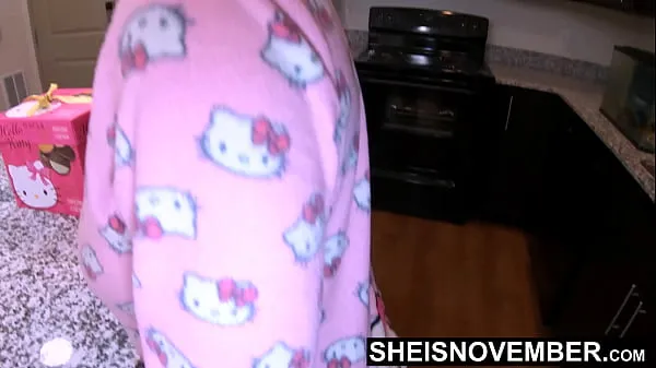 Cuidando da minha enteada enquanto minha esposa está no trabalho, Innocent Cutie Sheisnovember sentiu as mãos desajeitadas dos padrastos entrando em seu pijama da Hello Kitty e tocando seu corpo, exigindo que ela rasteja no chão e se vídeos legais