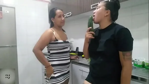 Hotte my stepsister and me playing with a cucumber seje videoer