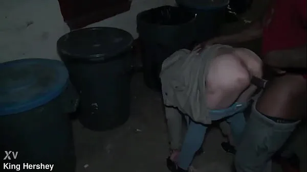 Vroči Fucking this prostitute next to the dumpster in a alleyway we got caught kul videoposnetki
