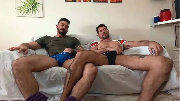 Mi hermanastro se calienta con mi polla viendo porno - No puedo dejar de pensar en la polla de mi hermanastro - hermanastros follan a pelo cuando los padres no están - Hermanastro me pilló viendo porno gay - Con Alex Barcelona y Nico Bellovídeos interesantes