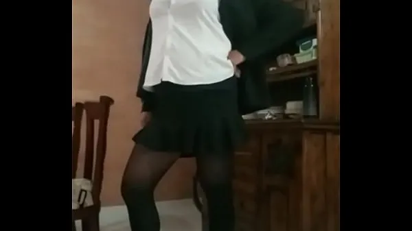 Žhavá Latina crossdresser Liseth model in sexy dress, showing off her legs and penis skvělá videa