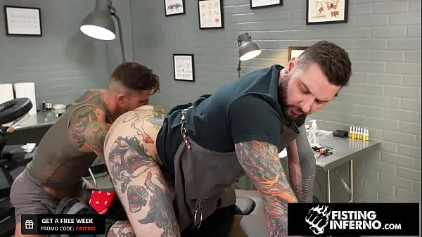 Muscle hunk tattooer prolapsovídeos interesantes