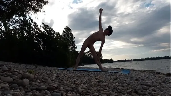 Il ragazzo nudista snello fa yoga nudo su una spiaggia naturista. Video di yoga nudo del modello porno gay Jon ArteenVideo interessanti