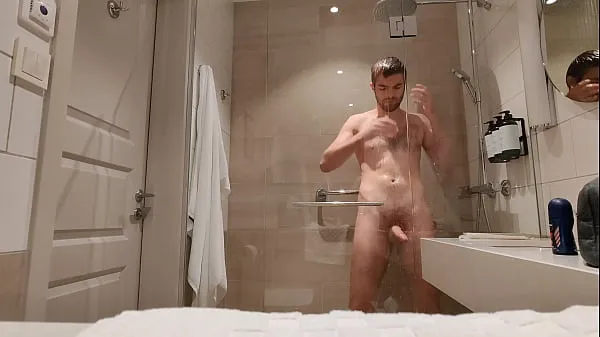 Nick Hart wanks his thick cock in the showervídeos interesantes