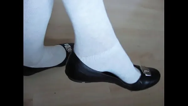 ballerines et chaussettes en cuir noir, jeu de chaussures et pendantes par Isabelle-Sandrine vidéos sympas