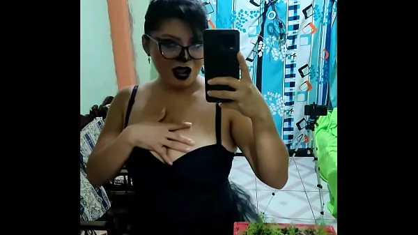 Questo è il video della vecchia sporcacciona!! È molto sexy ad Halloween, si veste da Dracula e mostra le sue bellissime tette. pensa di poter ancora fare sesso e fare porno fatto in casaVideo interessanti