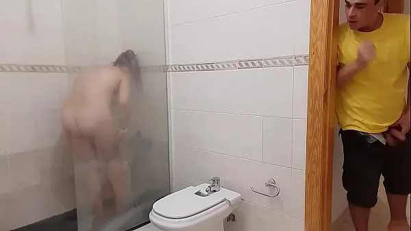 ホットぽっちゃり継母が裸でシャワー中に捕まり、義理の息子のチンポも欲しがるクールなビデオ
