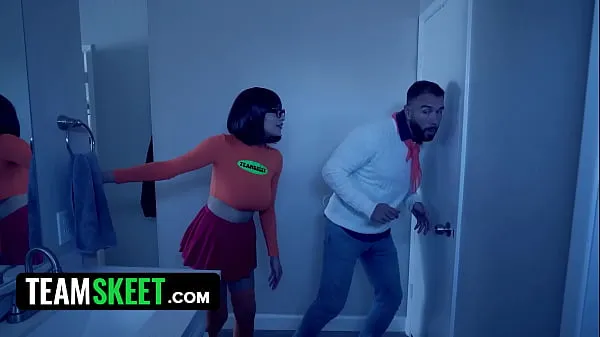 Jinkies! Velma e Fred estão tentando resolver um mistério em uma casa assustadora, mas em vez disso fodem vídeos legais