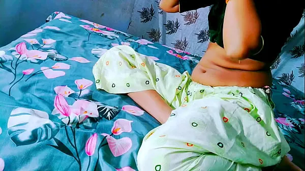 Une femme de ménage indienne desi baise sur une chaise avec une belle pipe et une scène de sexe oral. Rendre l'orgasme très excitant vidéos sympas