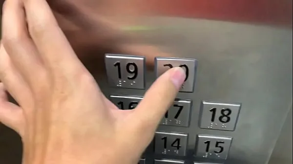 Sexe en public, dans l'ascenseur avec un inconnu et ils nous surprennent vidéos sympas