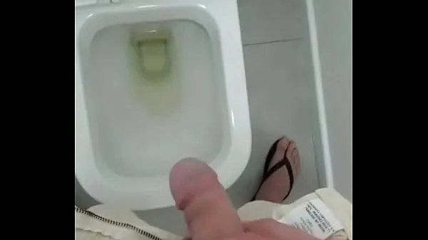 Tattooed male pissing in the bathroom Video thú vị hấp dẫn