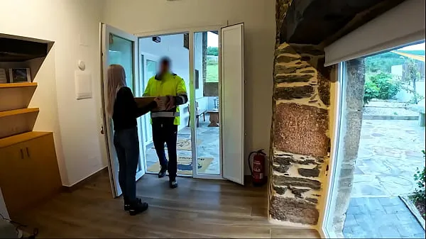 Žhavá The delivery man comes home and I give him a surprise blowjob skvělá videa